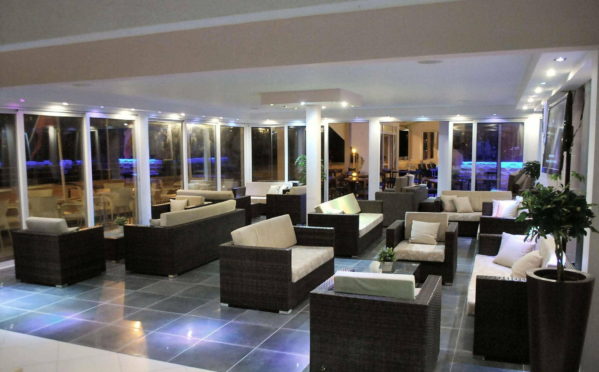 לרנקה Mackenzie Beach Hotel מראה חיצוני תמונה